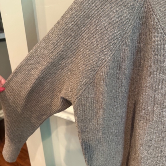 OLD NAVY Neutral V-neck Sweater - Picture 3 of 4